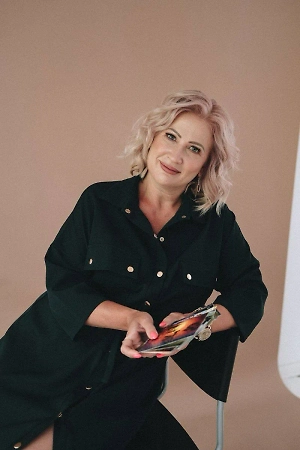 Женщины разных возрастов часто не принимают себя, полагая, что их ценность зависит от веса. Однако причиной этого чаще всего является ощущение угрозы извне и недостаток уверенности. Причины могут быть разными — от кармических до социальных. Но важно помнить, что тело — наш союзник, оно не действует против нас, а лишь подаёт сигналы