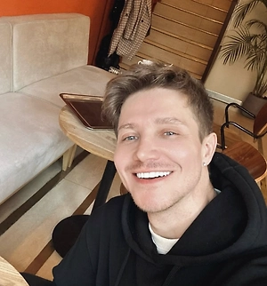 Те, кому сказочно повезло, — это обладательницы вьющихся, волнистых плотных волос, любая их длина подойдёт под любой головной убор. После снятия головного убора через пять минут волосы сами примут исходную форму.