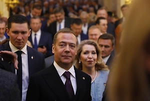 Медведев объяснил облаву на Тимошенко «схваткой свиней за корыто с помоями»