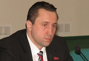 Неуместно носить крест как декоративную деталь, превращая святыню в часть образа, особенно столь откровенного. Нательный крест — это знамя нашего спасения и исповедание веры, а не украшение. Однако в данном случае мы видим не просто легкомысленность или невежество, а сознательную, выверенную провокацию.