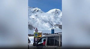 Туристы показали завораживающее и грозное видео схода лавины на Эльбрусе