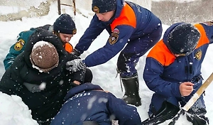 МЧС спасло школьника, застрявшего в сугробе после прыжка с крыши ТЦ на Камчатке