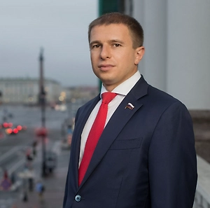 Когда человек выходит из проруби, он сразу встречается с потоком ледяного воздуха. Поэтому к этому человек должен быть физически готов. Если человек не подготовлен и делает это в первый раз, есть риски определённых заболеваний, тромбов и иных моментов. Поэтому важно гражданам всё-таки к этому благому делу готовиться.