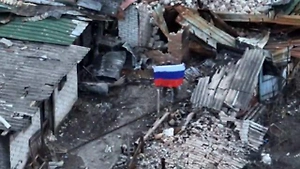 Бойцы Южной группировки войск развернули флаг России в освобождённом Закотном