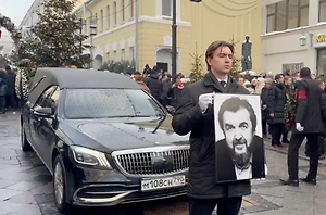 Гроб с телом Золотовицкого вынесли под аплодисменты и горькие слёзы учеников