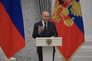 В первом поздравлении в честь Дня артиста Путин выделил поддержку военнослужащих