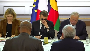 Макрон скрыл «подбитый» глаз очками на встрече в Елисейском дворце