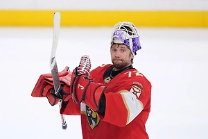 После встречи с Трампом Бобровский установил антирекорд, пропустив девять шайб от «Каролины»