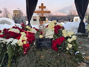 Игоря Золотовицкого похоронили на Троекуровском кладбище под ковром из роз  — фоторепортаж Life.ru