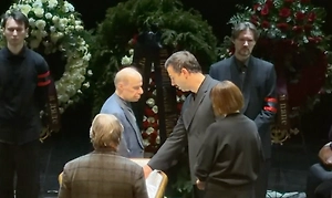 Иван Ургант появился на прощании с Игорем Золотовицким и не смог сдержать слёз