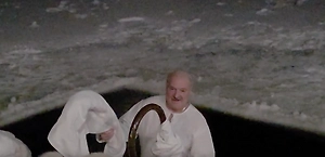 Лукашенко совершил традиционное купание в проруби на Крещение