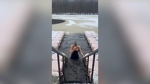 Депутат Яна Лантратова показала видео, как окунулась в прорубь на Крещение