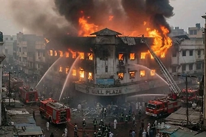Больше 20 человек погибли при пожаре в торговом центре в Пакистане
