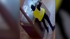 Защитное стекло в Лувре не выдержало кулака грабителя — новое видео похищения королевских сокровищ