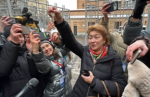 Адвокат Лурье показала ключи от бывшей квартиры Долиной после её выселения