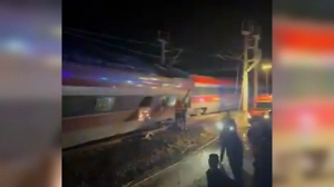 Министр транспорта Испании считает крайне странным сход двух поездов с рельсов