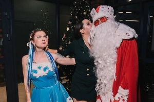 Новый год с огоньком: Life.ru узнал, почему взрослые заказывают Деда Мороза и Снегурочку