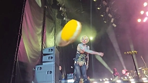 Барабанщик Тилля Линдеманна бросил торт в россиянина на концерте в Таиланде