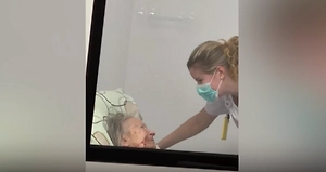 Певшую напуганной бабуле медсестру из Москвы позвали записать в студии ту самую «колыбельную»