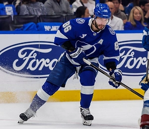 Нападающий «Тампы» Никита Кучеров набрал четыре очка в матче НХЛ