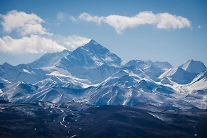 Лавины унесли жизни шестерых лыжников в горах Франции