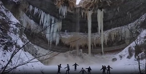 В Эстонии глыбы льда с замёрзшего водопада накрыли группу туристов