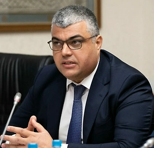 Для опытных педагогов основой роста остаётся действующая система надбавок за квалификационную категорию, стаж, учёную степень и звания. Ключевым драйвером увеличения доходов также является дополнительная нагрузка: классное руководство (ежемесячная надбавка 5–10 тысяч рублей), внеурочная деятельность, проверка тетрадей и совмещение должностей. 