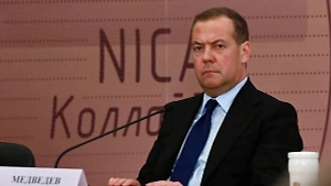 Медведев посоветовал Трампу «брать» Гренландию, пока та не присоединилась к РФ