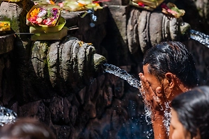 Турист подхватил тяжёлую инфекцию после обряда омовения в источнике на Бали
