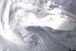 Спутники «Роскосмоса» запечатлели масштабный циклон, бушующий над Камчаткой