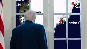 Белый дом опубликовал фото Трампа, смотрящего на карту Гренландии