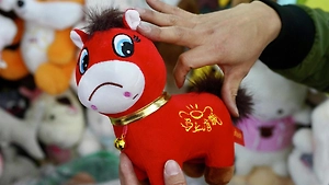 Производственный брак сделал «улыбающуюся» лошадку хитом продаж в Китае