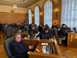 Зимний дресс-код: Депутаты Рады пришли на работу в куртках и шубах из-за отсутствия отопления