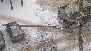 «У нас убирают снег»: Россиянка сняла, как самосвал эпично уронил фонарный столб на легковушку