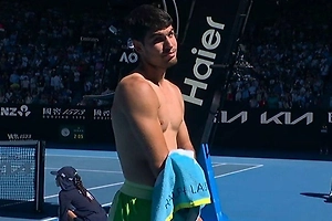 Первая ракетка мира Алькарас объяснил, для чего оголяется на корте