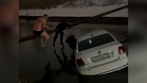 В Дагестане неравнодушные очевидцы спасли ребёнка и мать из тонущей машины