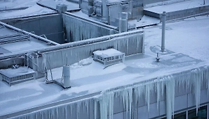 На Камчатке подросток пострадал из-за падения наледи с крыши торгового центра