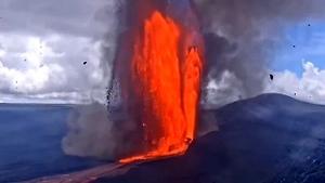 Вулкан Килауэа на Гавайях выбросил фонтан лавы на высоту 487 метров