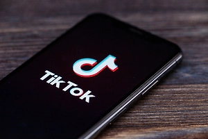«Лёгкие деньги» в TikTok: Россиян предупредили о новой схеме вовлечения молодёжи в преступления