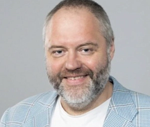 Сменить политическую деятельность, в которой Пашинян, надо сказать, не преуспел, на музыкальную карьеру вполне возможно и нужно. Пусть попробует, может быть, будет более успешен на этом творческом поприще. Что касается допустимости, понятно, что каждый сам определяет, что для него в жизни важно, какими хобби заниматься и так далее.