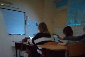 «Светили на тетрадки телефонами»: В школах Мурманска прошли уроки в темноте с фонариками