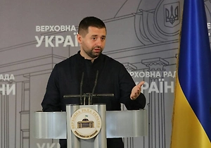 Глава «Слуги народа» Арахамия приехал на переговоры в ОАЭ в кроссовках за $2200