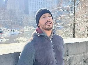 Поклонники не узнали отрастившего бороду Максима Галкина* на фото из Нью-Йорка