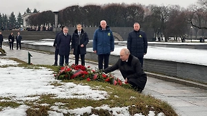 Путин возложил цветы к могиле брата, погибшего в блокадном Ленинграде