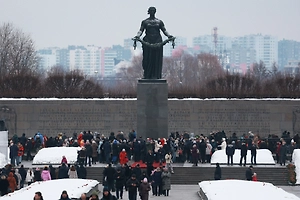 Иностранные дипломаты почтили память жертв блокады Ленинграда на Пискарёвском кладбище