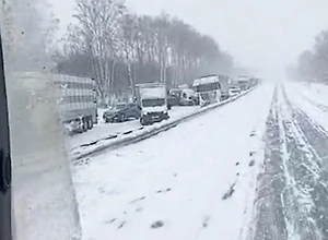 Десяток машин «сошлись» в жуткой аварии из-за снежной стихии во Владимирской области