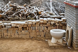 Для замерзающих киевлян готовятся рыть уличные туалеты во дворах многоэтажек