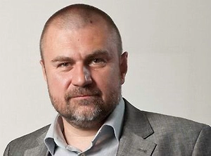 Я считаю, что её [ответственность] надо ужесточать, поскольку случаев домашнего насилия — кстати, со стороны не только мужчин, но и женщин, —  достаточно много. Мужчин, конечно, больше. Мужчины, назовём их «особи мужского пола», — это более частые истории. Поэтому я думаю, что надо усилить ответственность как за преследование, так и за насилие. Любую форму преследования надо вводить в уголовную ответственность, надо вводить судебные запреты.