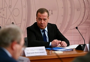 «Жить невозможно»: Медведев сравнил очереди за справками в ЕС и в России