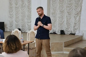 Отправляли голые фото: В Архангельске депутата и его помощника обвинили в развращении детей